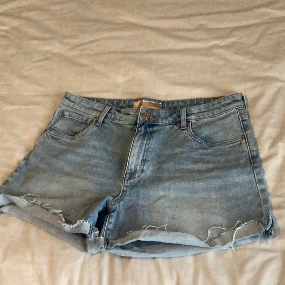 Kut from the Kloth Jane High Rise Denim Short. Light Blue. Size 12. NWOT